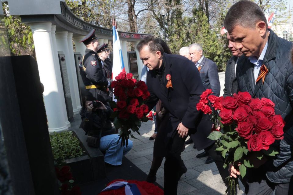 Симферополь празднует 82-ю годовщину со дня освобождения от фашистских захватчиков Симферополь празднует 82-ю годовщину со дня освобождения от фашистских захватчиков