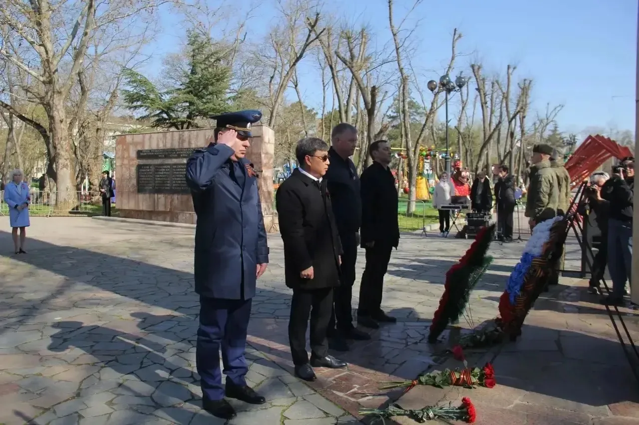 Прокурором города Феодосии Романом Штрыковым принято участие в торжественном мероприятии, посещенном 82-ой годовщине освобождения Феодосии от немецко-фашистских захватчиков Прокурором города Феодосии Романом Штрыковым принято участие в торжественном мероприятии, посещенном 82-ой годовщине освобождения Феодосии от немецко-фашистских захватчиков