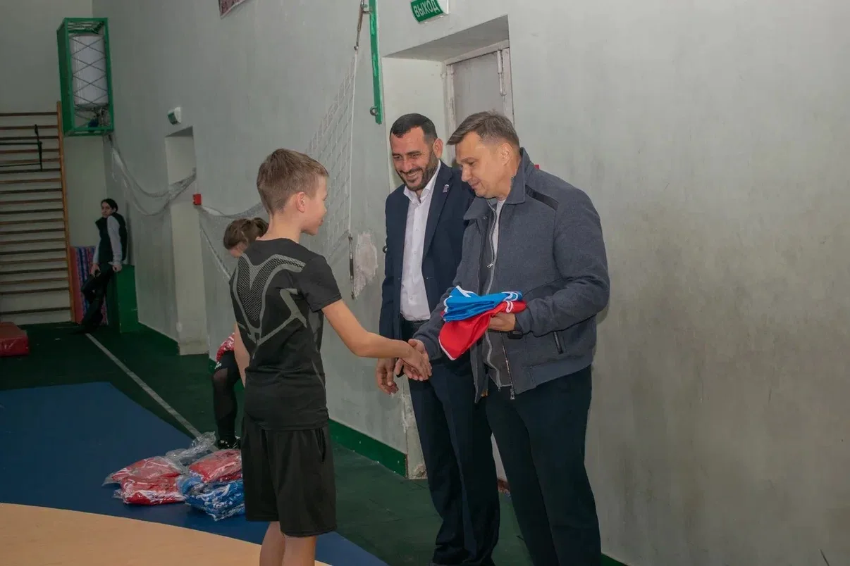 Константин Шимановский: Воспитанники Федерации спортивной борьбы пгт Никита теперь будут тренироваться в новой форме Константин Шимановский: Воспитанники Федерации спортивной борьбы пгт Никита теперь будут тренироваться в новой форме