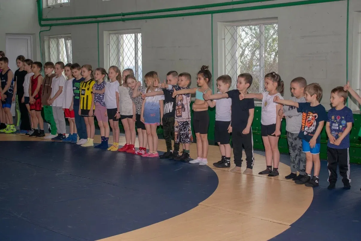 Константин Шимановский: Воспитанники Федерации спортивной борьбы пгт Никита теперь будут тренироваться в новой форме Константин Шимановский: Воспитанники Федерации спортивной борьбы пгт Никита теперь будут тренироваться в новой форме