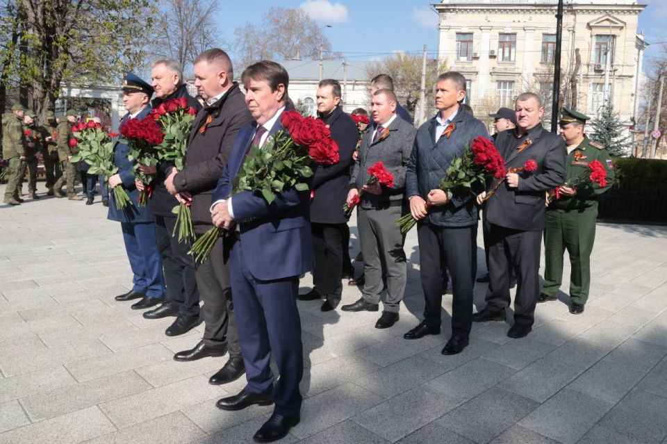 Симферополь празднует 82-ю годовщину со дня освобождения от фашистских захватчиков Симферополь празднует 82-ю годовщину со дня освобождения от фашистских захватчиков
