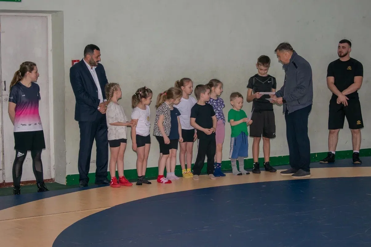 Константин Шимановский: Воспитанники Федерации спортивной борьбы пгт Никита теперь будут тренироваться в новой форме Константин Шимановский: Воспитанники Федерации спортивной борьбы пгт Никита теперь будут тренироваться в новой форме