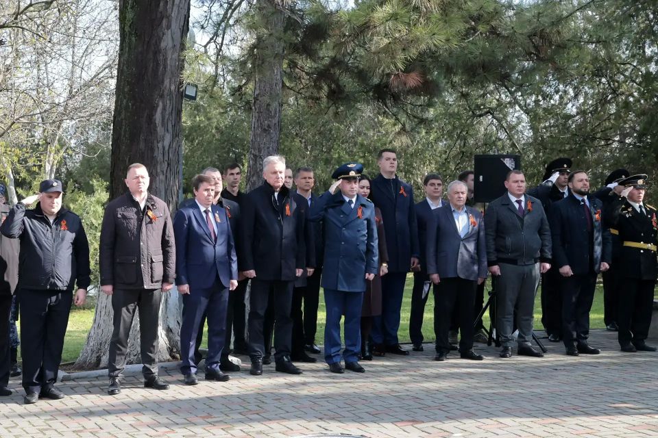 В Симферополе почтили память советских солдат, погибших в годы Великой Отечественной войны В Симферополе почтили память советских солдат, погибших в годы Великой Отечественной войны