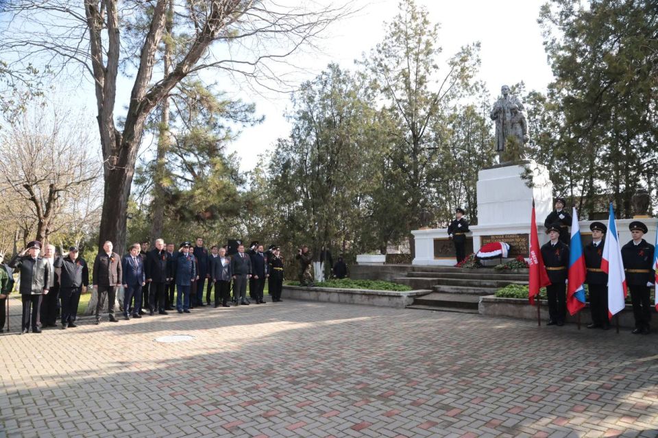 Симферополь празднует 82-ю годовщину со дня освобождения от фашистских захватчиков Симферополь празднует 82-ю годовщину со дня освобождения от фашистских захватчиков