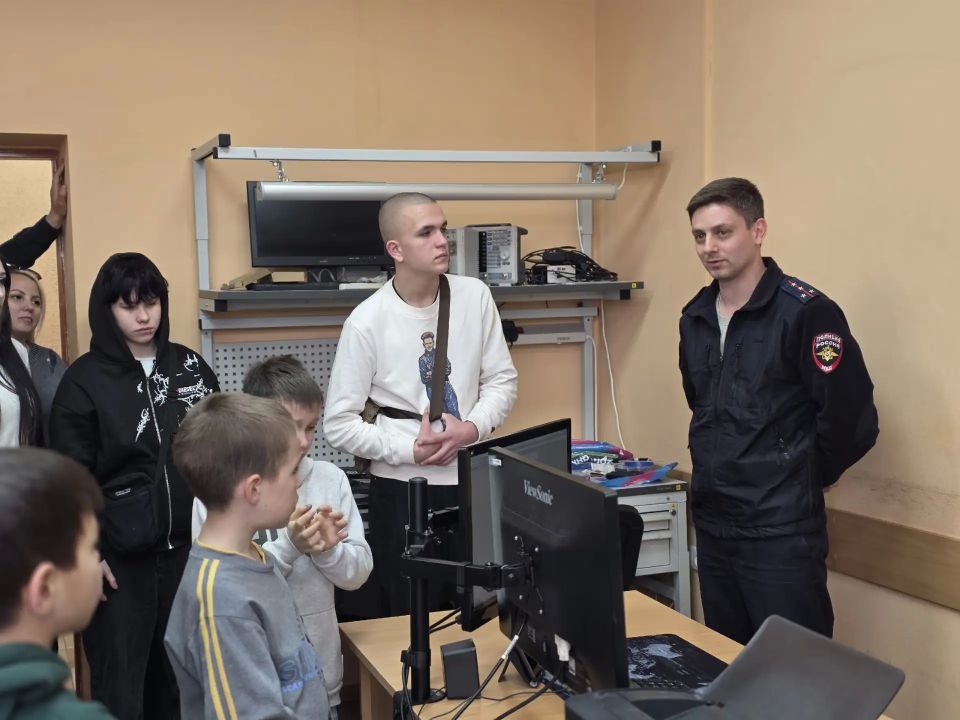 В Севастополе сотрудники полиции организовали экскурсию в экспертно-криминалистический центр в рамках оперативно-профилактической операции «Чистое поколение - 2026» В Севастополе сотрудники полиции организовали экскурсию в экспертно-криминалистический центр в рамках оперативно-профилактической операции «Чистое поколение - 2026»