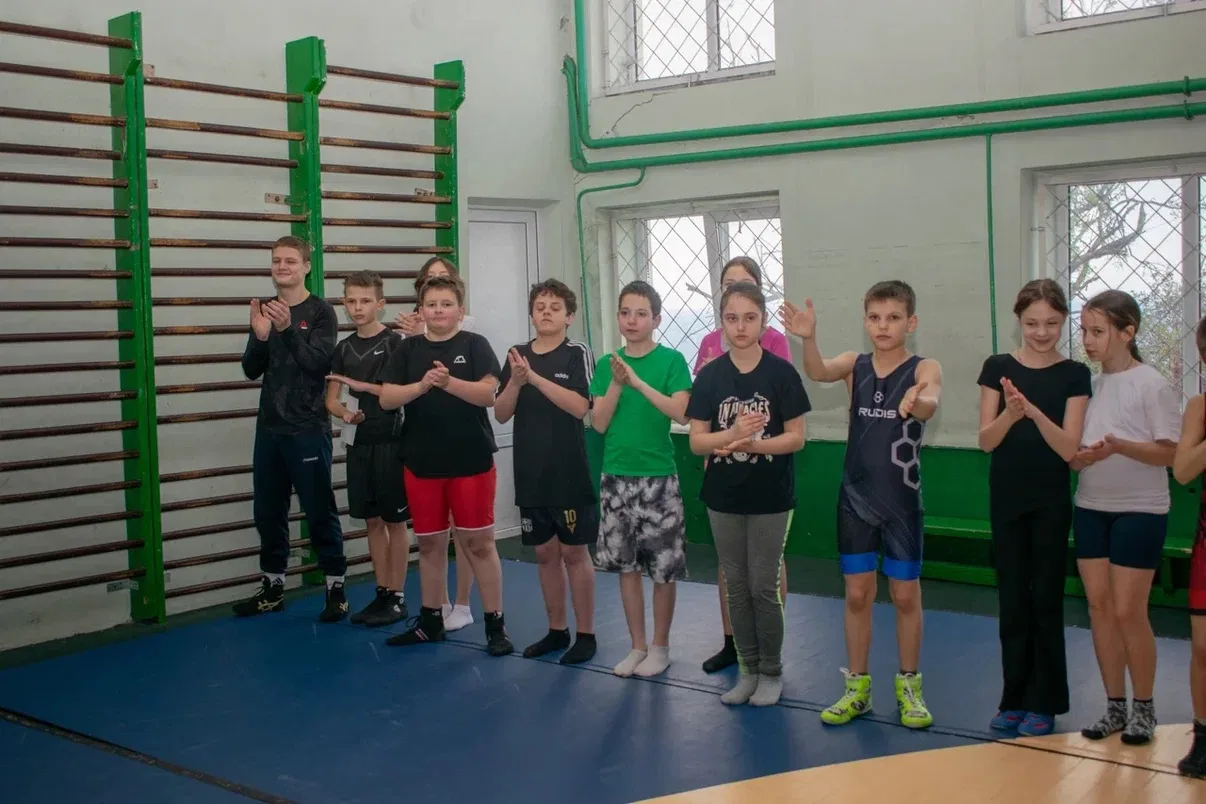 Константин Шимановский: Воспитанники Федерации спортивной борьбы пгт Никита теперь будут тренироваться в новой форме Константин Шимановский: Воспитанники Федерации спортивной борьбы пгт Никита теперь будут тренироваться в новой форме