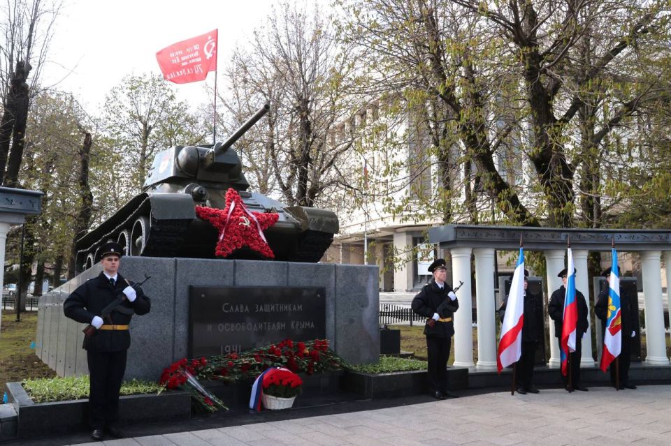 Симферополь празднует 82-ю годовщину со дня освобождения от фашистских захватчиков Симферополь празднует 82-ю годовщину со дня освобождения от фашистских захватчиков