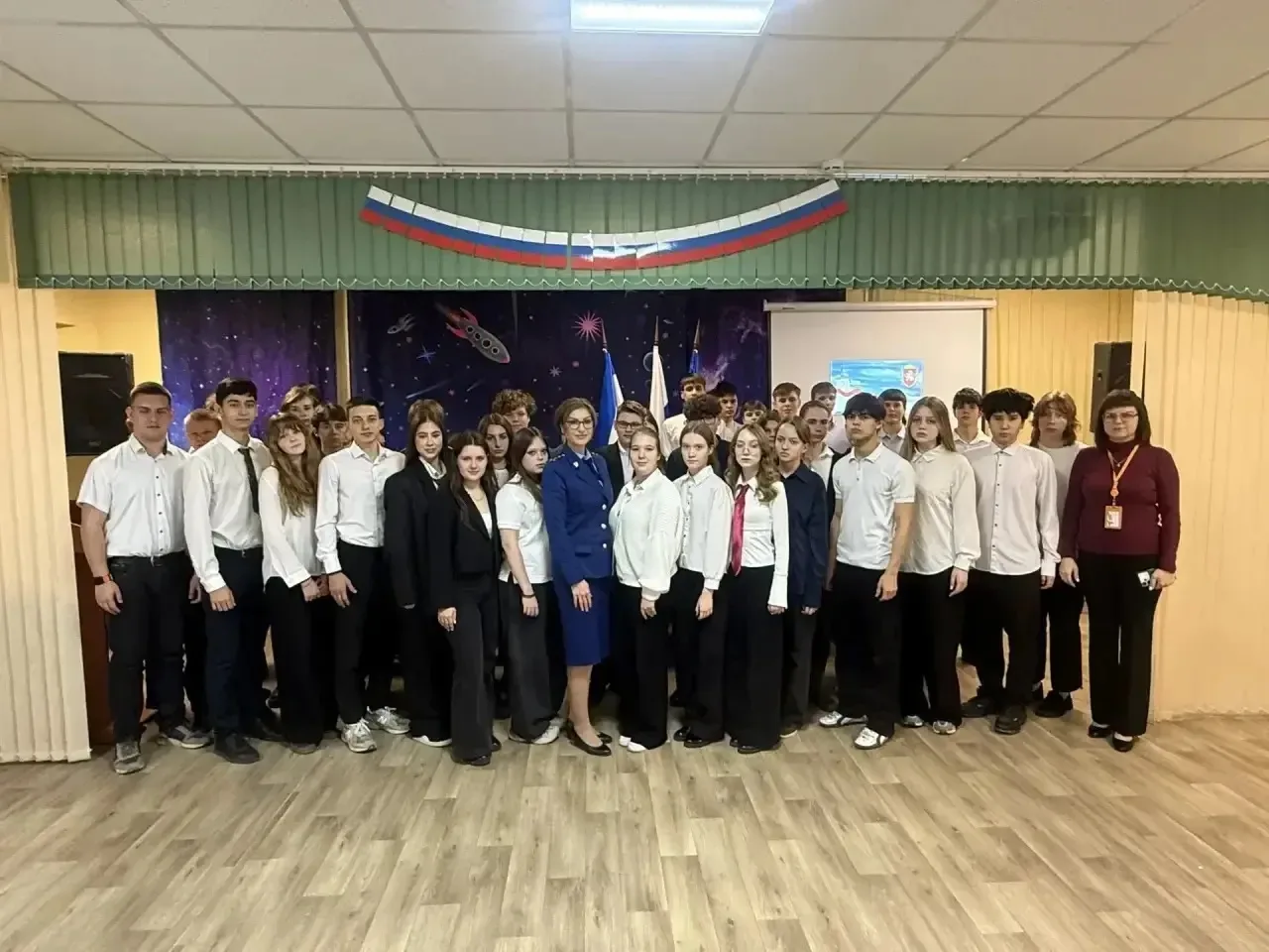 Работники прокуратуры Киевского района города Симферополя рассказали школьникам о Конституции