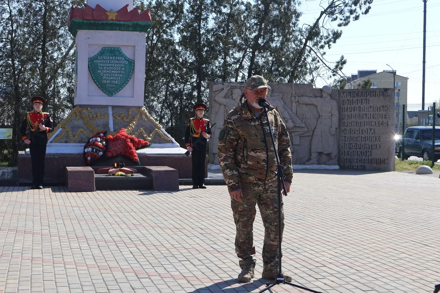 Каждый год 13 апреля наши земляки вспоминают грозные годы войны, чтят память павших и кланяются живым ветеранам Великой Отечественной, которые своей кровью оплатили освобождение посёлка Раздольное и всего района от врага Каждый год 13 апреля наши земляки вспоминают грозные годы войны, чтят память павших и кланяются живым ветеранам Великой Отечественной, которые своей кровью оплатили освобождение посёлка Раздольное и всего района от врага