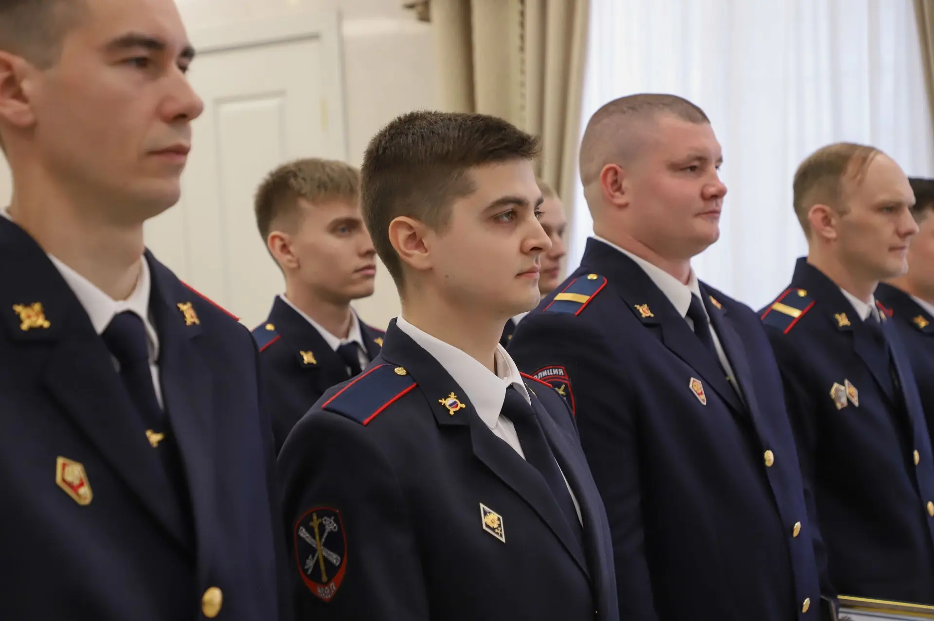 Начальник УМВД России по г.Севастополю генерал-майор полиции Сергей Сигунов вручил новые погоны сотрудникам ОВД, получившим первые офицерские звания Начальник УМВД России по г.Севастополю генерал-майор полиции Сергей Сигунов вручил новые погоны сотрудникам ОВД, получившим первые офицерские звания