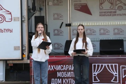 Ольга Урайкина: Возле здания администрации Бахчисарайского района прошла патриотическая акция «Лента Победы»