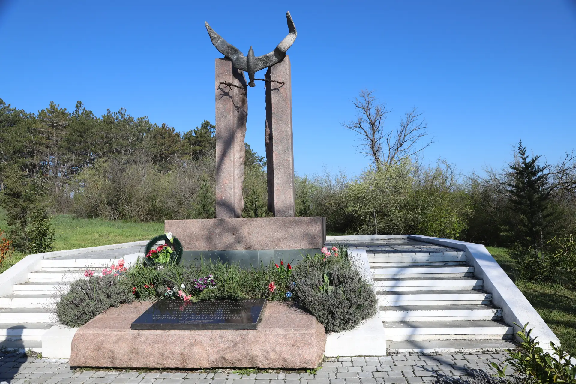 В день 82-й годовщины освобождения Бахчисарайского района от немецко-фашистских захватчиков у братской могилы советских воинов в посёлке Сирень, памятного знака на месте массовой гибели советских воинов в годы Великой... В день 82-й годовщины освобождения Бахчисарайского района от немецко-фашистских захватчиков у братской могилы советских воинов в посёлке Сирень, памятного знака на месте массовой гибели советских воинов в годы Великой...