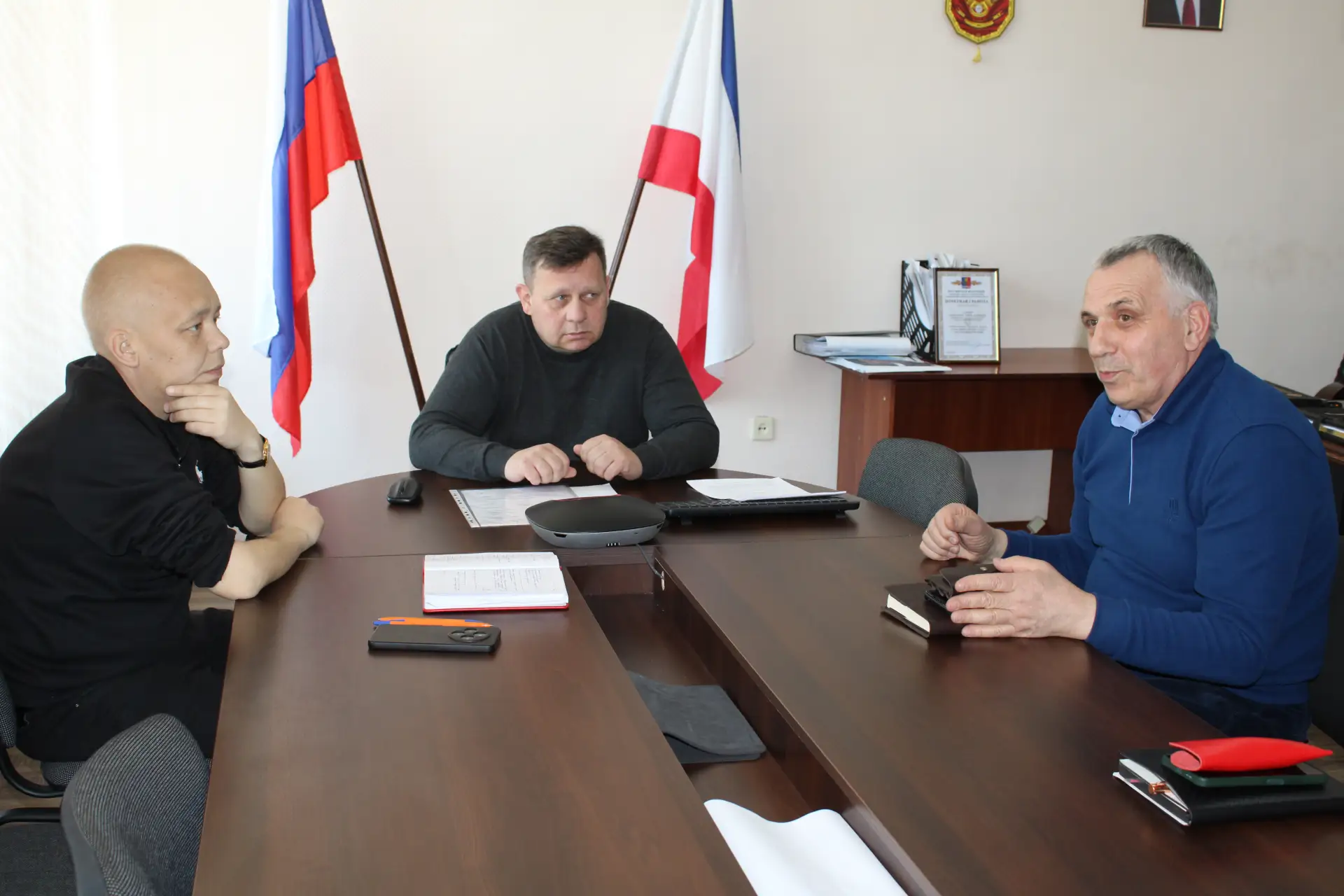 Первый заместитель Главы Администрации Александр Саенко совместно с начальником управления жилищно-коммунального хозяйства администрации района Александром Колесниковым провёл рабочее совещание с участием представителей...