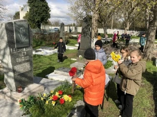 Ко Дню освобождения Симферополя ученики МБОУ «СОШ №35 им. Е. Ф. Дерюгиной» совершили очень важный и трогательный поступок Ко Дню освобождения Симферополя ученики МБОУ «СОШ №35 им. Е. Ф. Дерюгиной» совершили очень важный и трогательный поступок