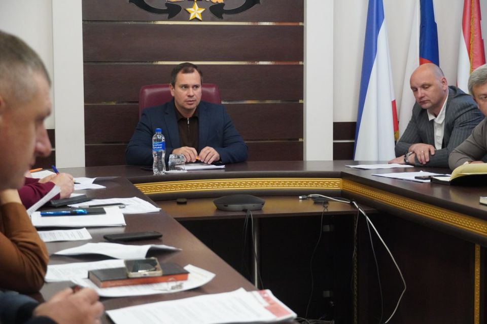 Глава администрации Керчи Олег Каторгин провел аппаратное совещание с заместителями и руководителями структурных подразделений администрации, заслушал отчеты о выполнении данных ранее поручений Глава администрации Керчи Олег Каторгин провел аппаратное совещание с заместителями и руководителями структурных подразделений администрации, заслушал отчеты о выполнении данных ранее поручений