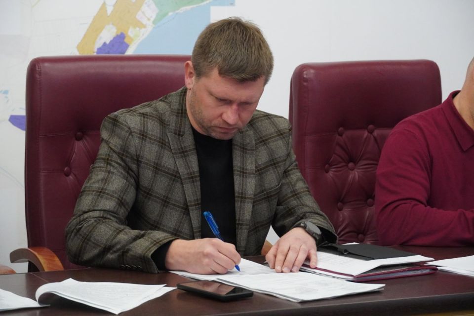 Глава администрации Керчи Олег Каторгин провел аппаратное совещание с заместителями и руководителями структурных подразделений администрации, заслушал отчеты о выполнении данных ранее поручений Глава администрации Керчи Олег Каторгин провел аппаратное совещание с заместителями и руководителями структурных подразделений администрации, заслушал отчеты о выполнении данных ранее поручений