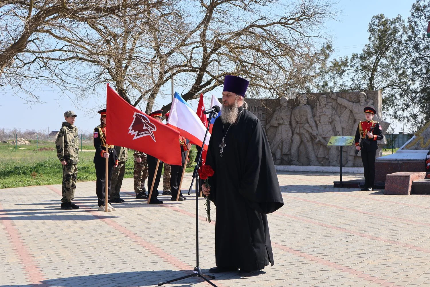 Каждый год 13 апреля наши земляки вспоминают грозные годы войны, чтят память павших и кланяются живым ветеранам Великой Отечественной, которые своей кровью оплатили освобождение посёлка Раздольное и всего района от врага Каждый год 13 апреля наши земляки вспоминают грозные годы войны, чтят память павших и кланяются живым ветеранам Великой Отечественной, которые своей кровью оплатили освобождение посёлка Раздольное и всего района от врага