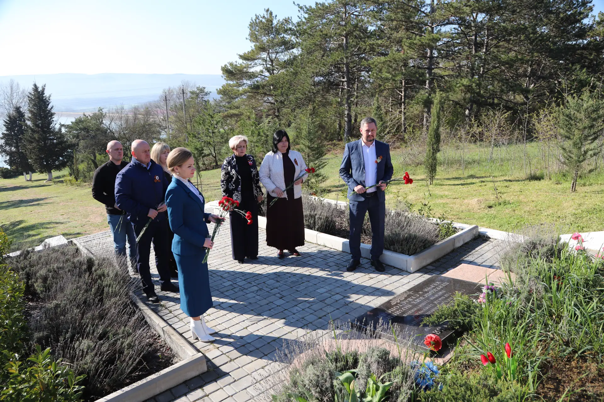 В день 82-й годовщины освобождения Бахчисарайского района от немецко-фашистских захватчиков у братской могилы советских воинов в посёлке Сирень, памятного знака на месте массовой гибели советских воинов в годы Великой... В день 82-й годовщины освобождения Бахчисарайского района от немецко-фашистских захватчиков у братской могилы советских воинов в посёлке Сирень, памятного знака на месте массовой гибели советских воинов в годы Великой...