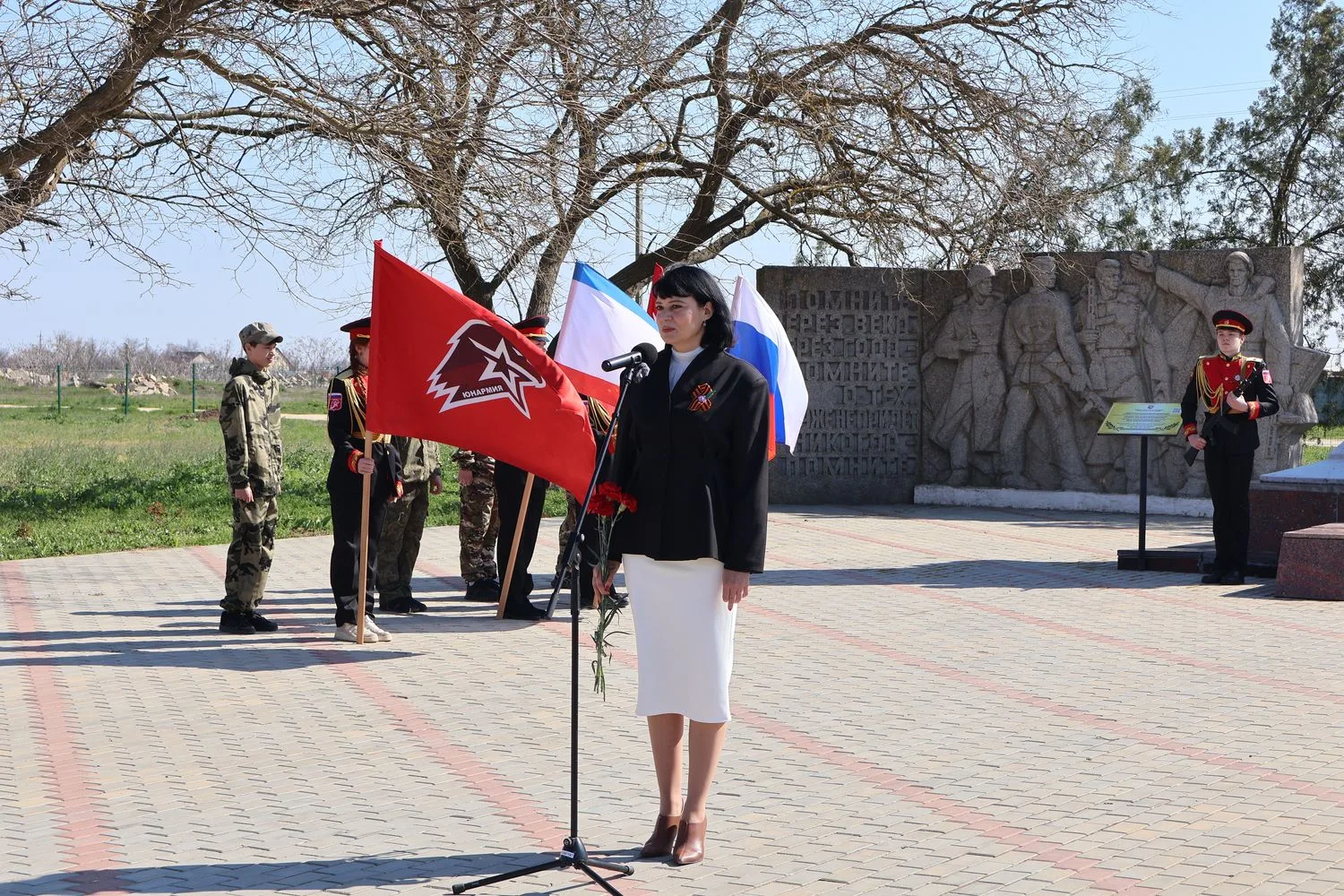 Каждый год 13 апреля наши земляки вспоминают грозные годы войны, чтят память павших и кланяются живым ветеранам Великой Отечественной, которые своей кровью оплатили освобождение посёлка Раздольное и всего района от врага Каждый год 13 апреля наши земляки вспоминают грозные годы войны, чтят память павших и кланяются живым ветеранам Великой Отечественной, которые своей кровью оплатили освобождение посёлка Раздольное и всего района от врага