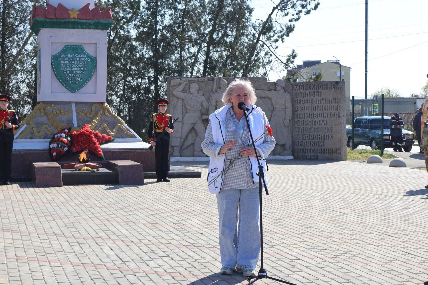 Каждый год 13 апреля наши земляки вспоминают грозные годы войны, чтят память павших и кланяются живым ветеранам Великой Отечественной, которые своей кровью оплатили освобождение посёлка Раздольное и всего района от врага Каждый год 13 апреля наши земляки вспоминают грозные годы войны, чтят память павших и кланяются живым ветеранам Великой Отечественной, которые своей кровью оплатили освобождение посёлка Раздольное и всего района от врага