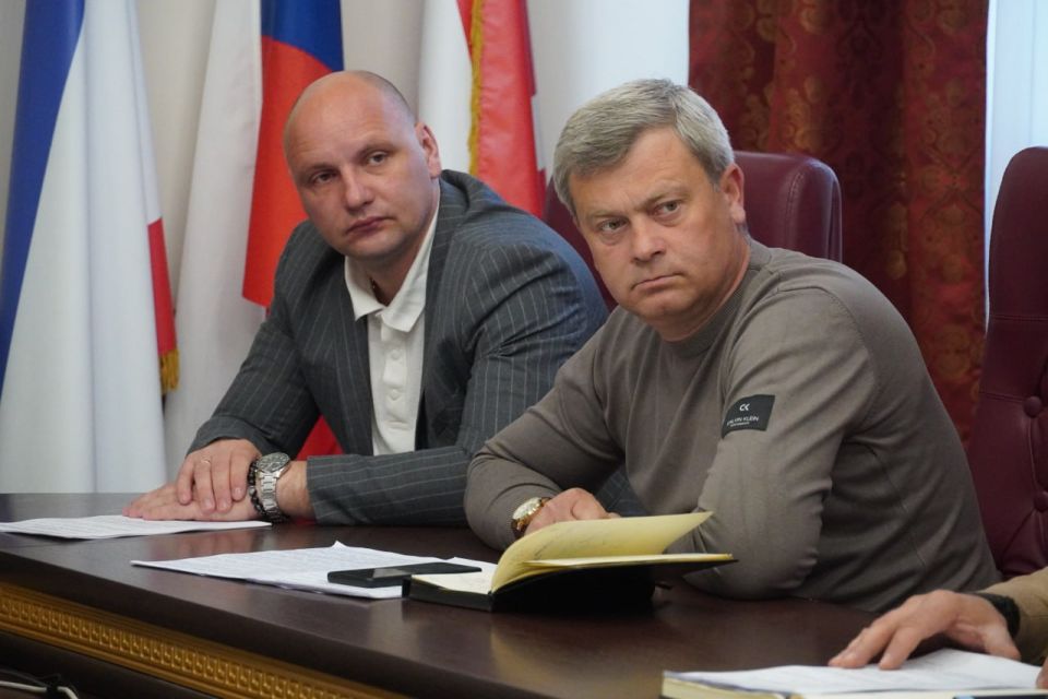 Глава администрации Керчи Олег Каторгин провел аппаратное совещание с заместителями и руководителями структурных подразделений администрации, заслушал отчеты о выполнении данных ранее поручений Глава администрации Керчи Олег Каторгин провел аппаратное совещание с заместителями и руководителями структурных подразделений администрации, заслушал отчеты о выполнении данных ранее поручений