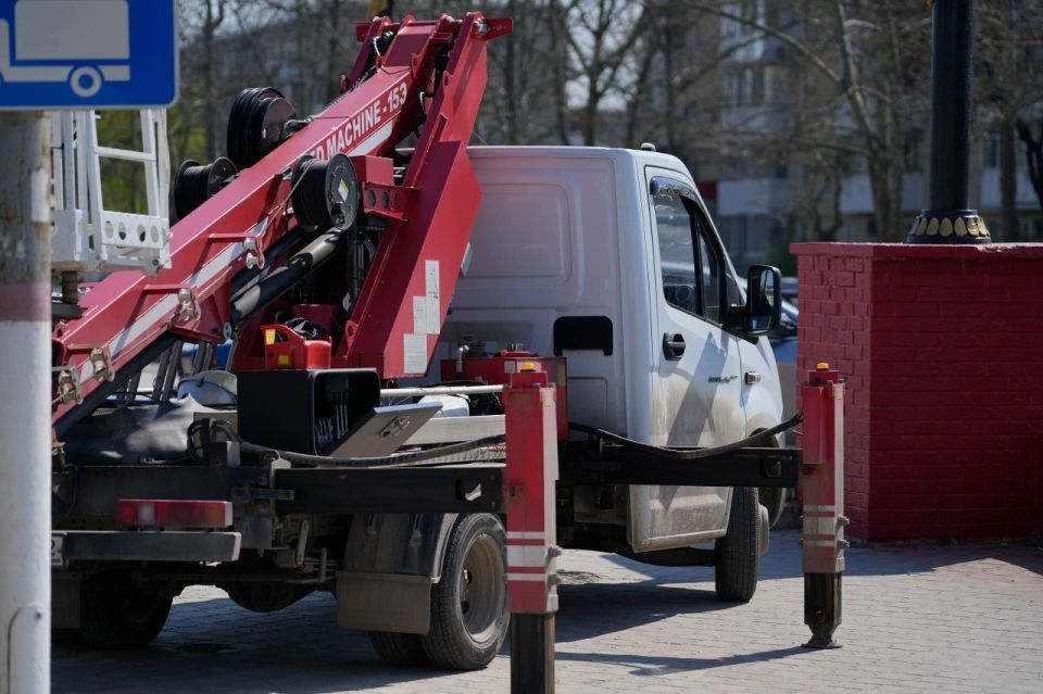 Ежедневно сотрудники предприятия ООО «Горсвет-Керчь» следят за работой объектов городской иллюминации: проводят ревизию светильников, устраняют неисправности, выполняют плановые ремонты оборудования Ежедневно сотрудники предприятия ООО «Горсвет-Керчь» следят за работой объектов городской иллюминации: проводят ревизию светильников, устраняют неисправности, выполняют плановые ремонты оборудования