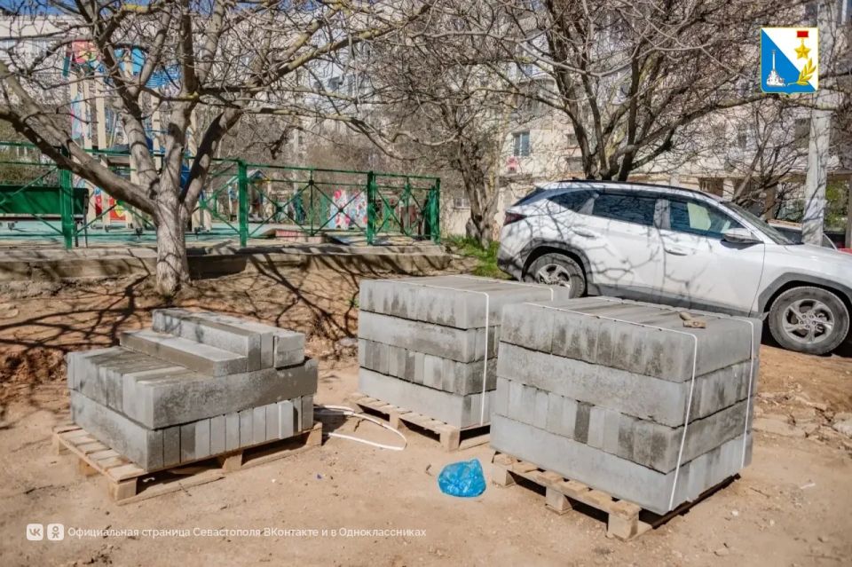 Во дворе дома № 28 на улице Генерала Лебедя ремонтируют внутриквартальную дорогу и тротуары Во дворе дома № 28 на улице Генерала Лебедя ремонтируют внутриквартальную дорогу и тротуары