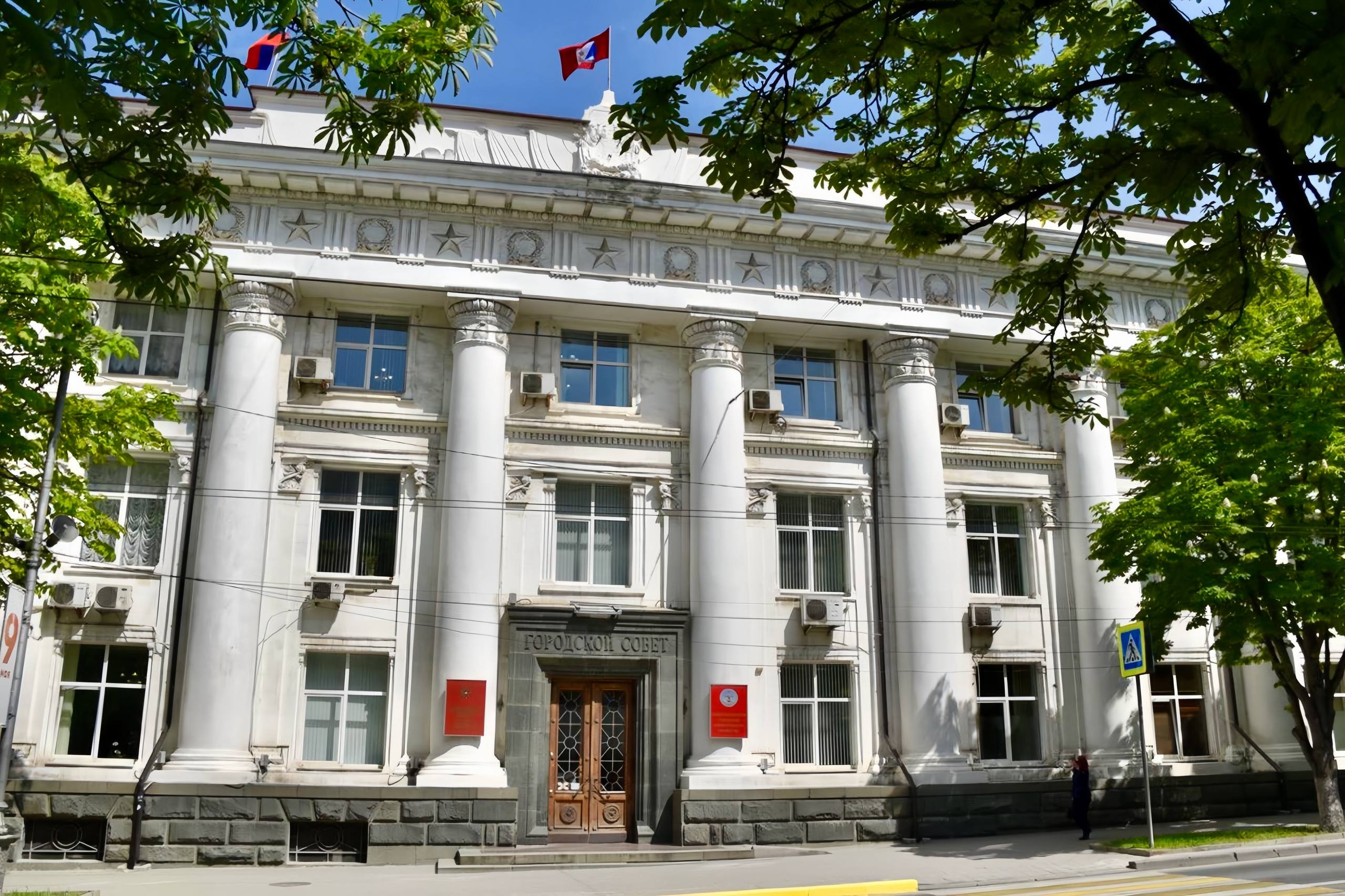 Владимир Немцев: 14 апреля 2014 года был подписан Устав города — основополагающий правовой документ Севастополя, закрепивший его статус как города федерального значения в составе Российской Федерации