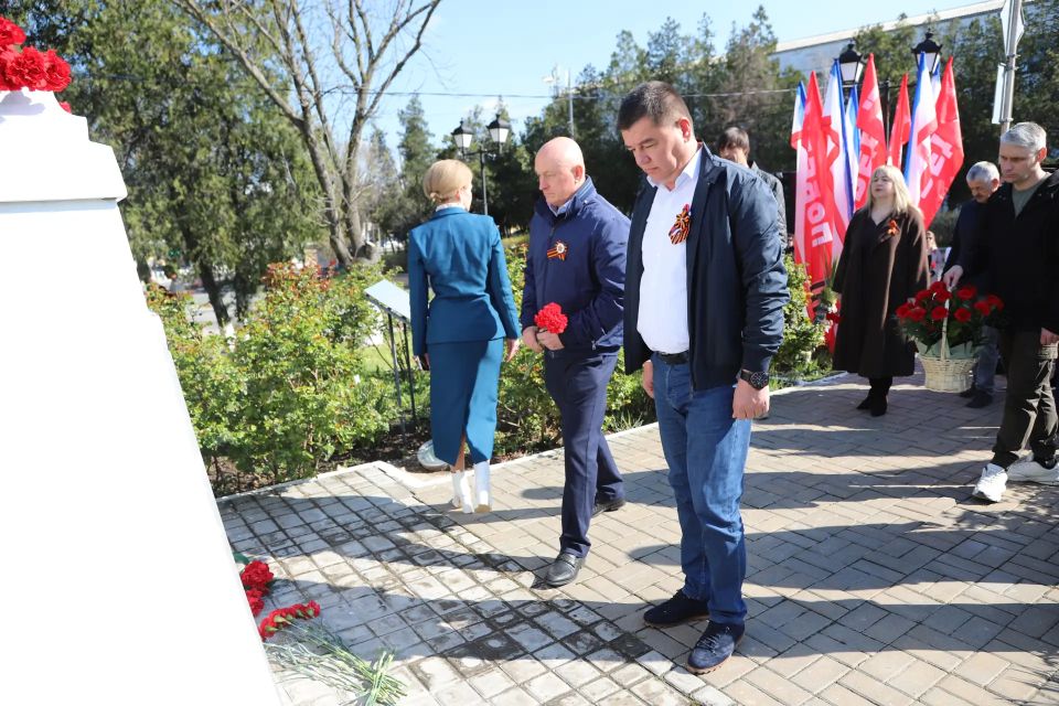 У памятного знака в честь партизан, погибших в годы Великой Отечественной войны в городе Бахчисарай, состоялся торжественный митинг, посвящённый памяти тех, кто сражался за свободу и мир на родной земле У памятного знака в честь партизан, погибших в годы Великой Отечественной войны в городе Бахчисарай, состоялся торжественный митинг, посвящённый памяти тех, кто сражался за свободу и мир на родной земле