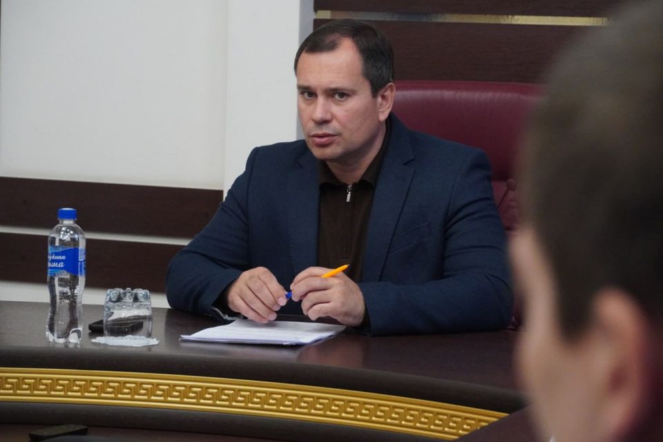 Глава администрации Керчи Олег Каторгин провел аппаратное совещание с заместителями и руководителями структурных подразделений администрации, заслушал отчеты о выполнении данных ранее поручений Глава администрации Керчи Олег Каторгин провел аппаратное совещание с заместителями и руководителями структурных подразделений администрации, заслушал отчеты о выполнении данных ранее поручений