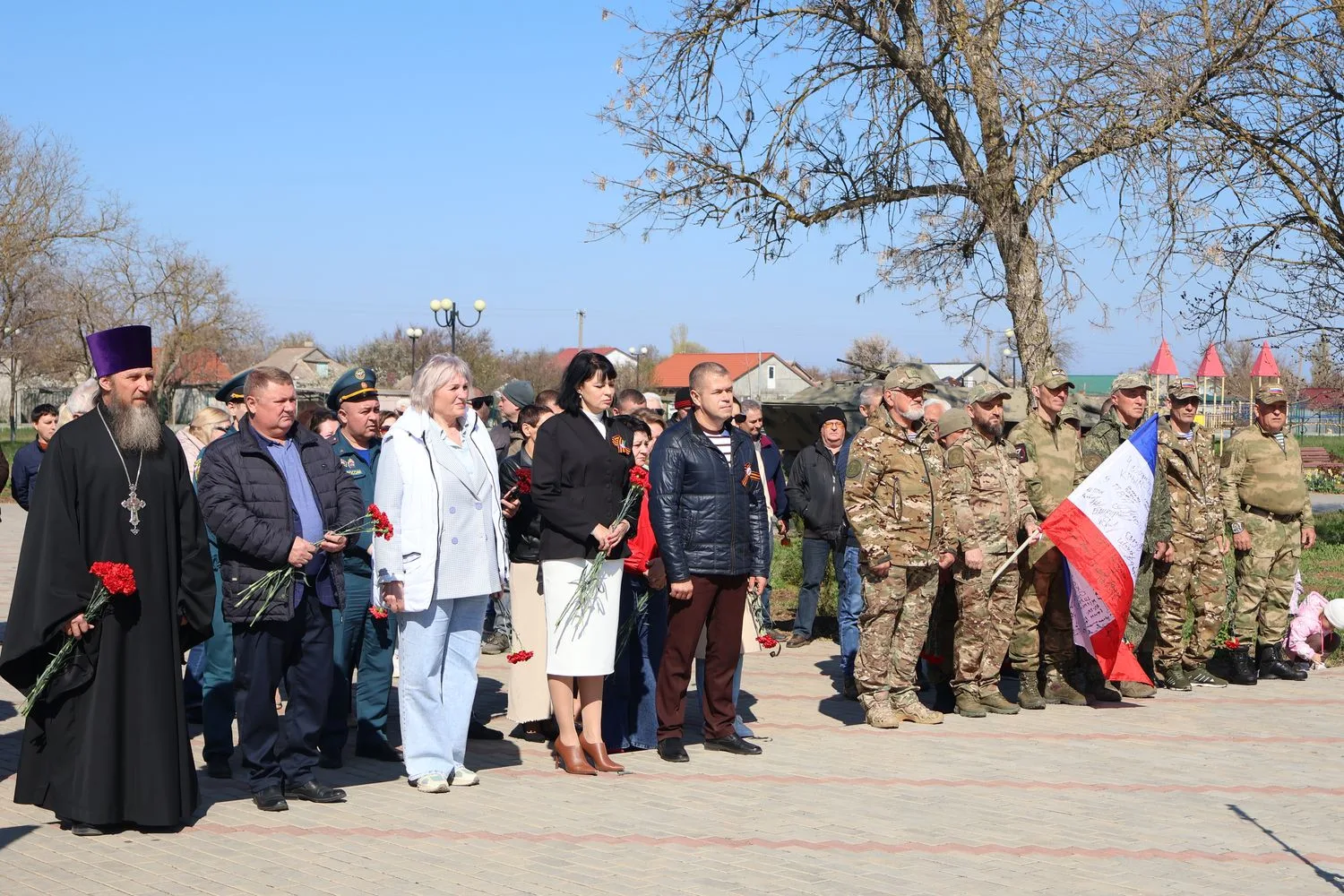 Каждый год 13 апреля наши земляки вспоминают грозные годы войны, чтят память павших и кланяются живым ветеранам Великой Отечественной, которые своей кровью оплатили освобождение посёлка Раздольное и всего района от врага