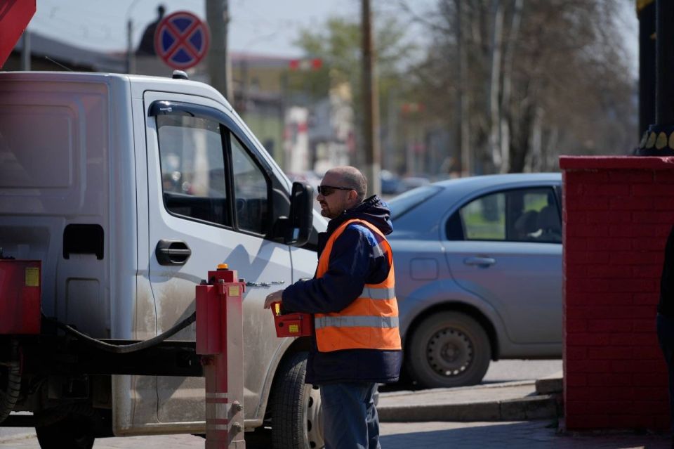 Ежедневно сотрудники предприятия ООО «Горсвет-Керчь» следят за работой объектов городской иллюминации: проводят ревизию светильников, устраняют неисправности, выполняют плановые ремонты оборудования Ежедневно сотрудники предприятия ООО «Горсвет-Керчь» следят за работой объектов городской иллюминации: проводят ревизию светильников, устраняют неисправности, выполняют плановые ремонты оборудования