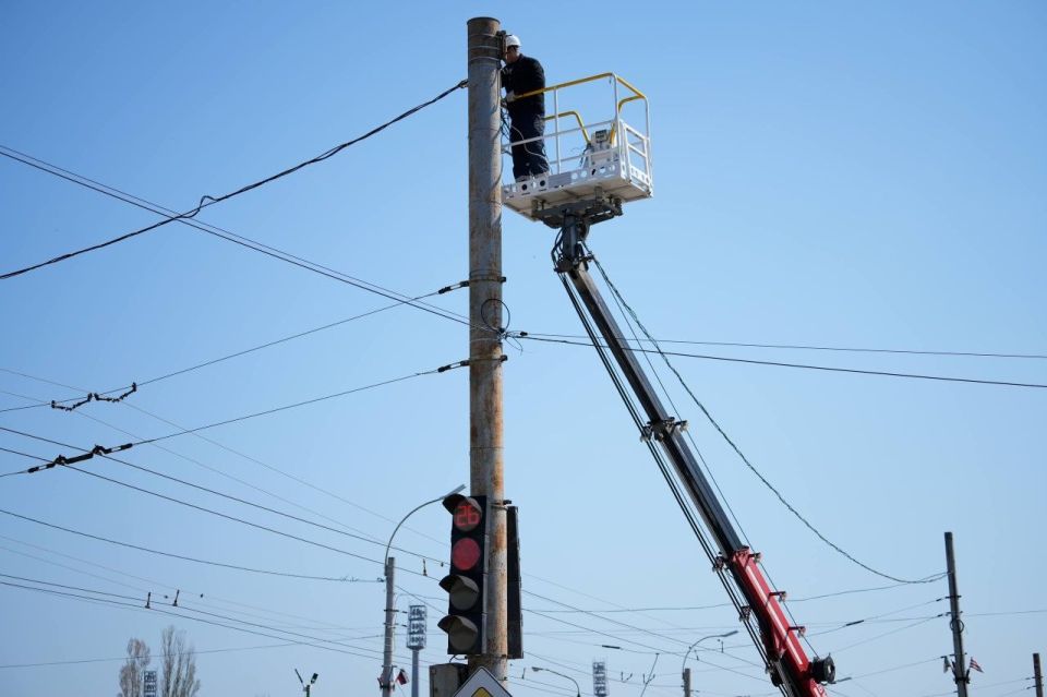 Ежедневно сотрудники предприятия ООО «Горсвет-Керчь» следят за работой объектов городской иллюминации: проводят ревизию светильников, устраняют неисправности, выполняют плановые ремонты оборудования Ежедневно сотрудники предприятия ООО «Горсвет-Керчь» следят за работой объектов городской иллюминации: проводят ревизию светильников, устраняют неисправности, выполняют плановые ремонты оборудования