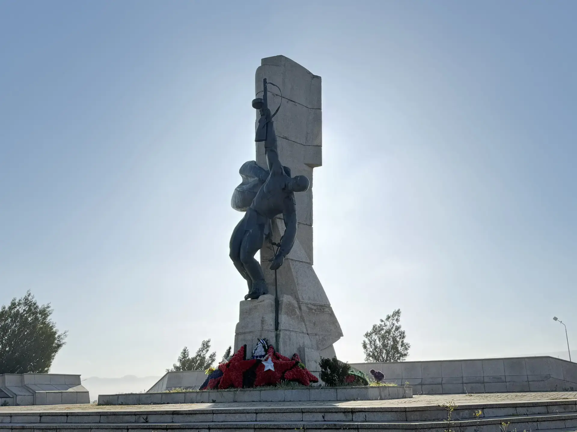 В день 82-й годовщины освобождения Бахчисарайского района от немецко-фашистских захватчиков у братской могилы советских воинов в посёлке Сирень, памятного знака на месте массовой гибели советских воинов в годы Великой...