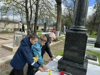 Ко Дню освобождения Симферополя ученики МБОУ «СОШ №35 им. Е. Ф. Дерюгиной» совершили очень важный и трогательный поступок Ко Дню освобождения Симферополя ученики МБОУ «СОШ №35 им. Е. Ф. Дерюгиной» совершили очень важный и трогательный поступок