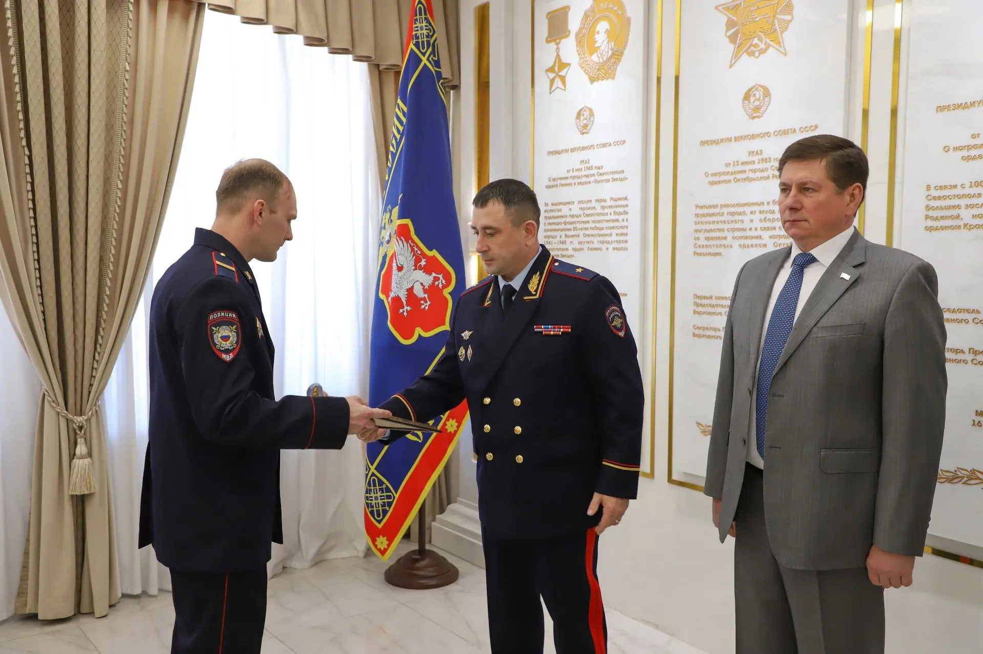 Начальник УМВД России по г.Севастополю генерал-майор полиции Сергей Сигунов вручил новые погоны сотрудникам ОВД, получившим первые офицерские звания Начальник УМВД России по г.Севастополю генерал-майор полиции Сергей Сигунов вручил новые погоны сотрудникам ОВД, получившим первые офицерские звания