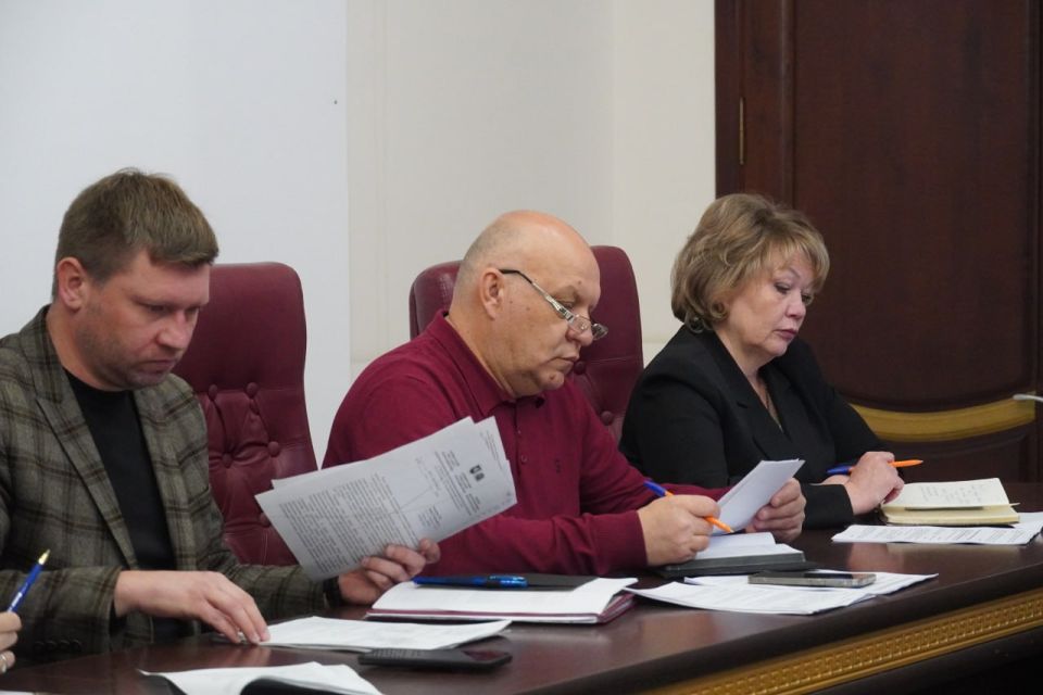 Глава администрации Керчи Олег Каторгин провел аппаратное совещание с заместителями и руководителями структурных подразделений администрации, заслушал отчеты о выполнении данных ранее поручений Глава администрации Керчи Олег Каторгин провел аппаратное совещание с заместителями и руководителями структурных подразделений администрации, заслушал отчеты о выполнении данных ранее поручений