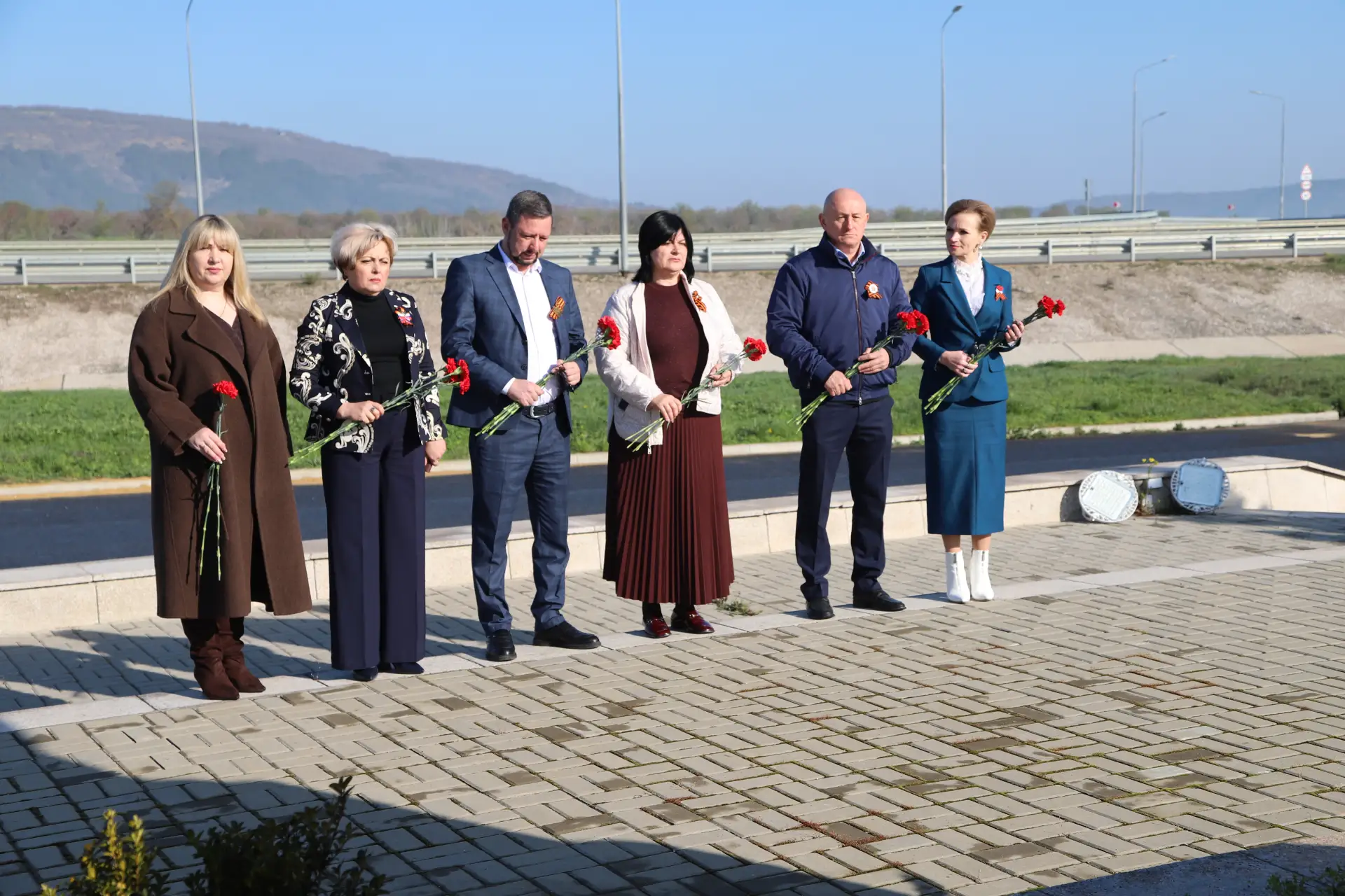 В день 82-й годовщины освобождения Бахчисарайского района от немецко-фашистских захватчиков у братской могилы советских воинов в посёлке Сирень, памятного знака на месте массовой гибели советских воинов в годы Великой... В день 82-й годовщины освобождения Бахчисарайского района от немецко-фашистских захватчиков у братской могилы советских воинов в посёлке Сирень, памятного знака на месте массовой гибели советских воинов в годы Великой...