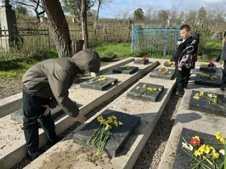 Ко Дню освобождения Симферополя ученики МБОУ «СОШ №35 им. Е. Ф. Дерюгиной» совершили очень важный и трогательный поступок Ко Дню освобождения Симферополя ученики МБОУ «СОШ №35 им. Е. Ф. Дерюгиной» совершили очень важный и трогательный поступок