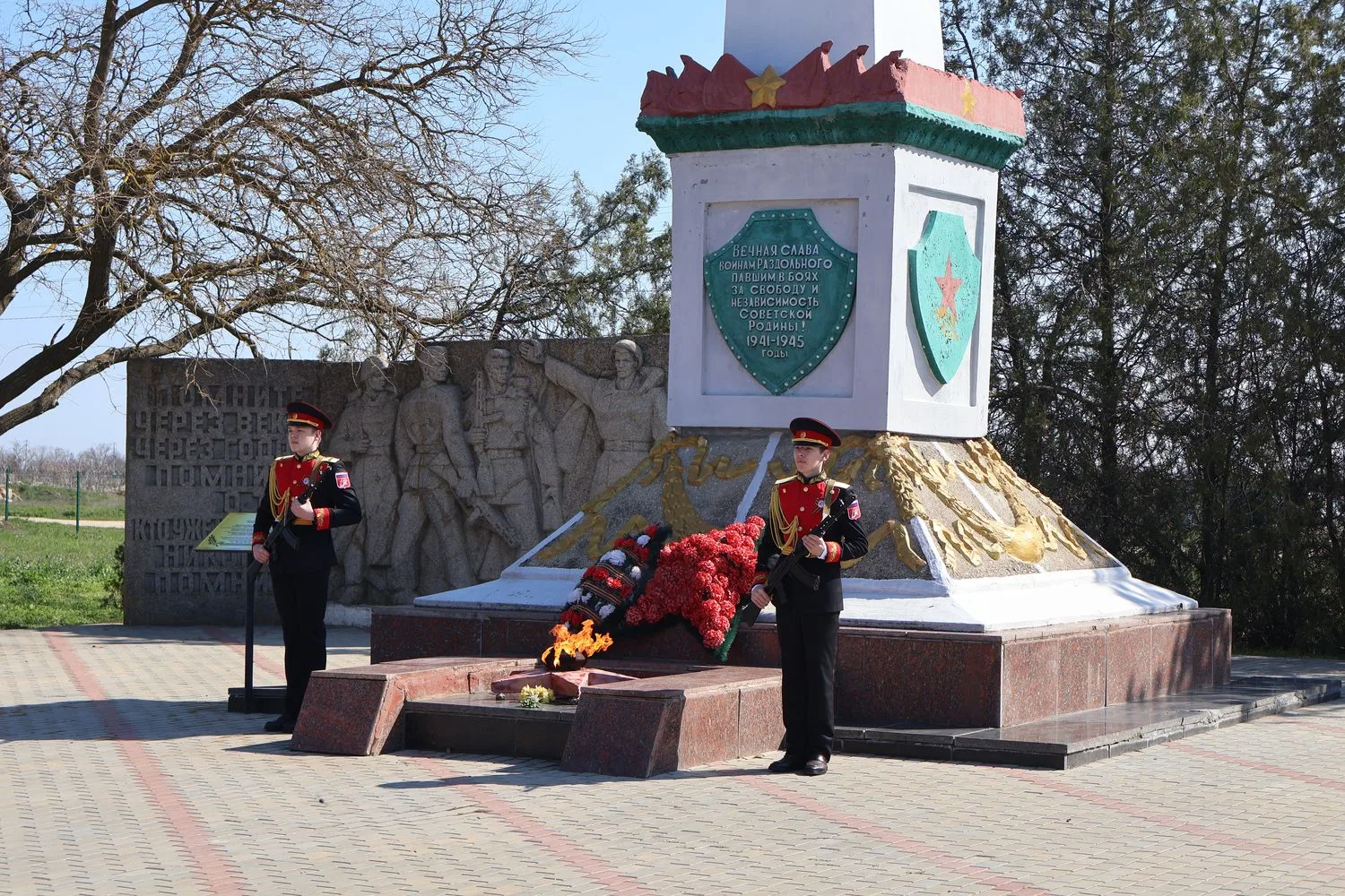 Каждый год 13 апреля наши земляки вспоминают грозные годы войны, чтят память павших и кланяются живым ветеранам Великой Отечественной, которые своей кровью оплатили освобождение посёлка Раздольное и всего района от врага Каждый год 13 апреля наши земляки вспоминают грозные годы войны, чтят память павших и кланяются живым ветеранам Великой Отечественной, которые своей кровью оплатили освобождение посёлка Раздольное и всего района от врага