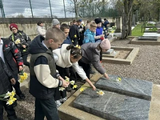 Ко Дню освобождения Симферополя ученики МБОУ «СОШ №35 им. Е. Ф. Дерюгиной» совершили очень важный и трогательный поступок Ко Дню освобождения Симферополя ученики МБОУ «СОШ №35 им. Е. Ф. Дерюгиной» совершили очень важный и трогательный поступок