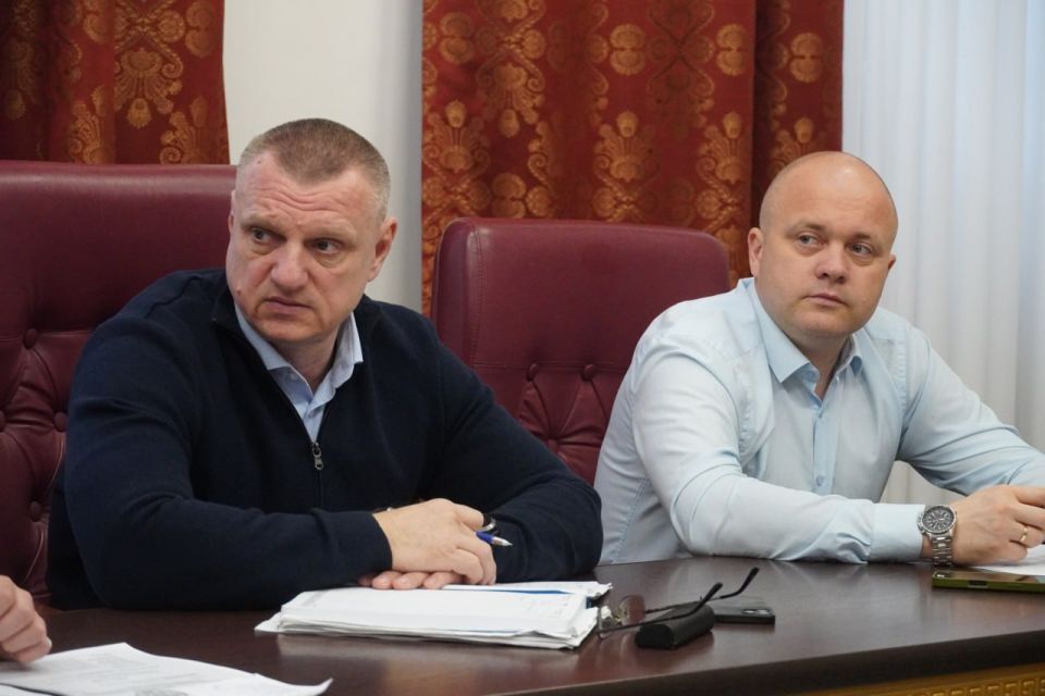 Глава администрации Керчи Олег Каторгин провел аппаратное совещание с заместителями и руководителями структурных подразделений администрации, заслушал отчеты о выполнении данных ранее поручений Глава администрации Керчи Олег Каторгин провел аппаратное совещание с заместителями и руководителями структурных подразделений администрации, заслушал отчеты о выполнении данных ранее поручений