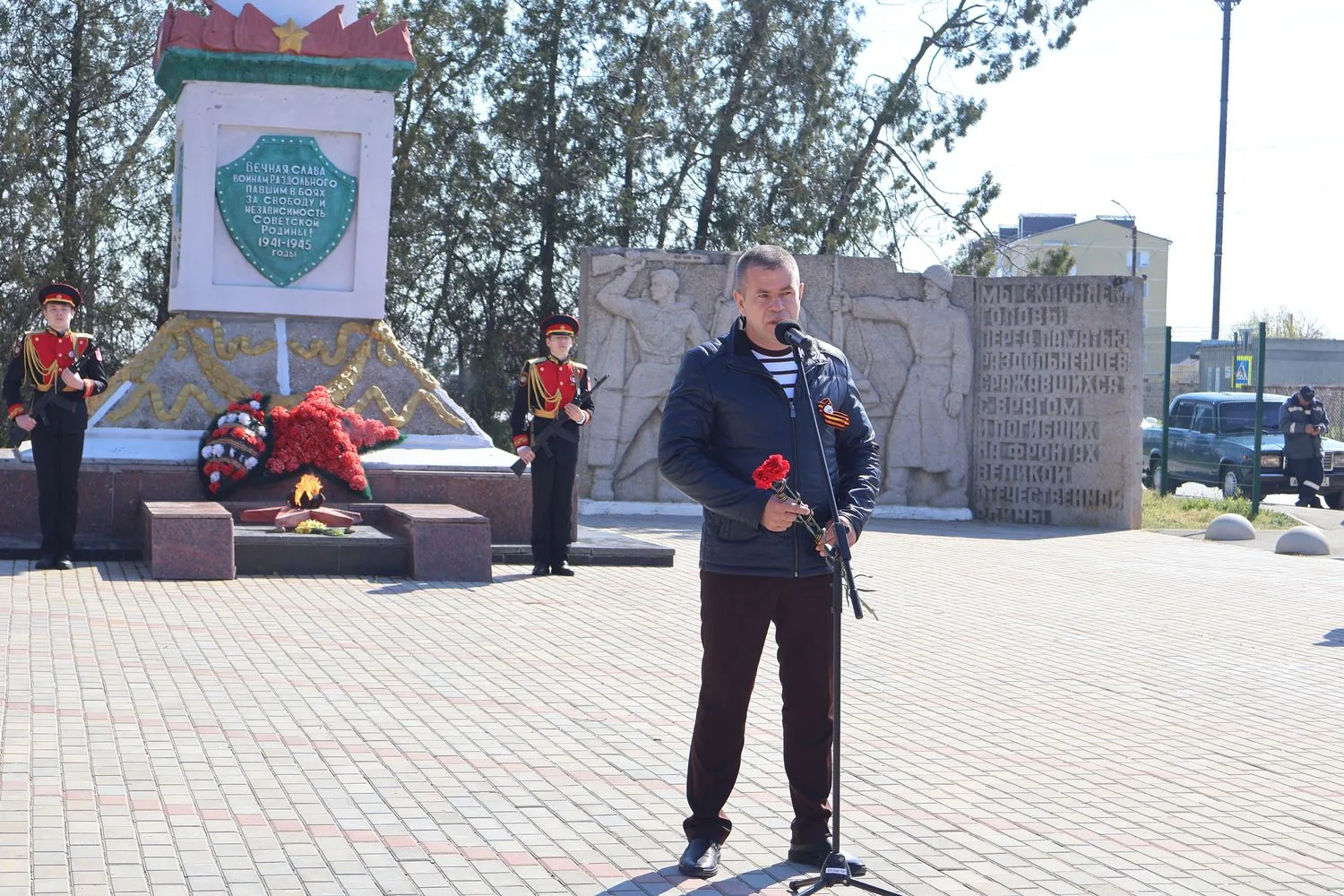 Каждый год 13 апреля наши земляки вспоминают грозные годы войны, чтят память павших и кланяются живым ветеранам Великой Отечественной, которые своей кровью оплатили освобождение посёлка Раздольное и всего района от врага Каждый год 13 апреля наши земляки вспоминают грозные годы войны, чтят память павших и кланяются живым ветеранам Великой Отечественной, которые своей кровью оплатили освобождение посёлка Раздольное и всего района от врага