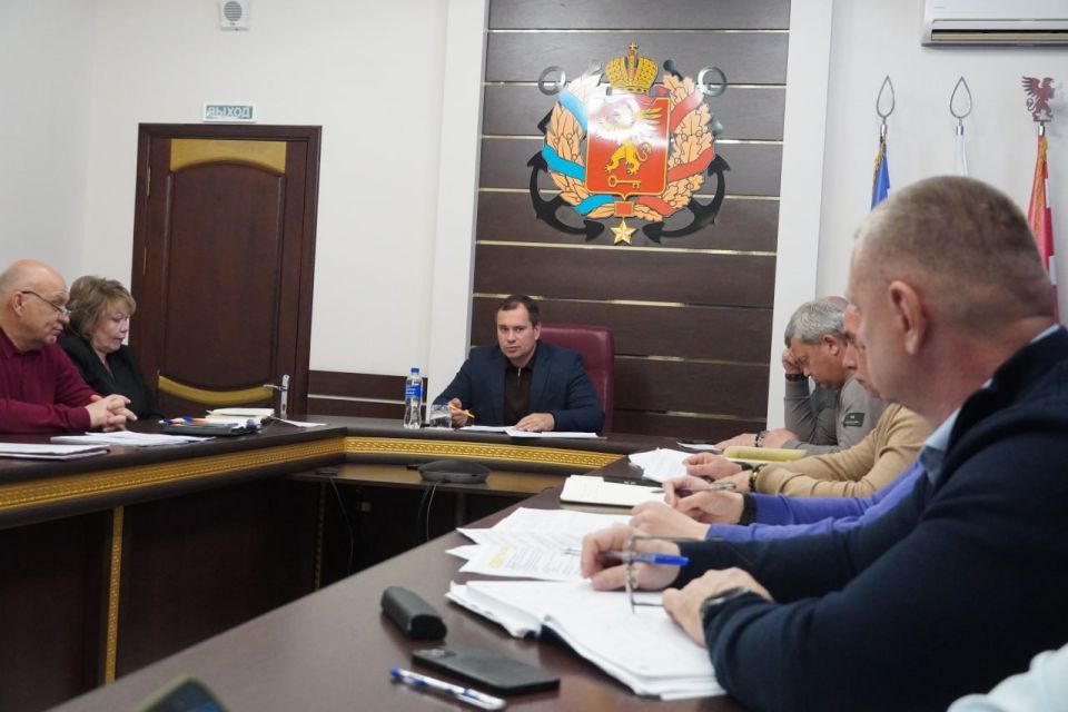 Глава администрации Керчи Олег Каторгин провел аппаратное совещание с заместителями и руководителями структурных подразделений администрации, заслушал отчеты о выполнении данных ранее поручений Глава администрации Керчи Олег Каторгин провел аппаратное совещание с заместителями и руководителями структурных подразделений администрации, заслушал отчеты о выполнении данных ранее поручений