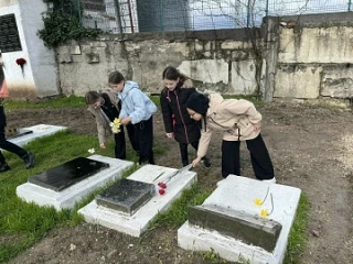 Ко Дню освобождения Симферополя ученики МБОУ «СОШ №35 им. Е. Ф. Дерюгиной» совершили очень важный и трогательный поступок Ко Дню освобождения Симферополя ученики МБОУ «СОШ №35 им. Е. Ф. Дерюгиной» совершили очень важный и трогательный поступок