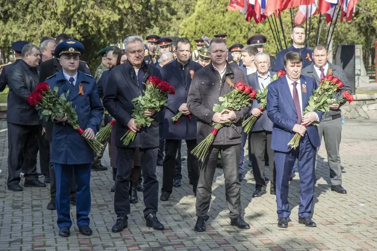 Прокурор города Симферополя Лев Лазуков принял участие в возложении цветов, приуроченном ко Дню освобождению города от немецко-фашистских захватчиков