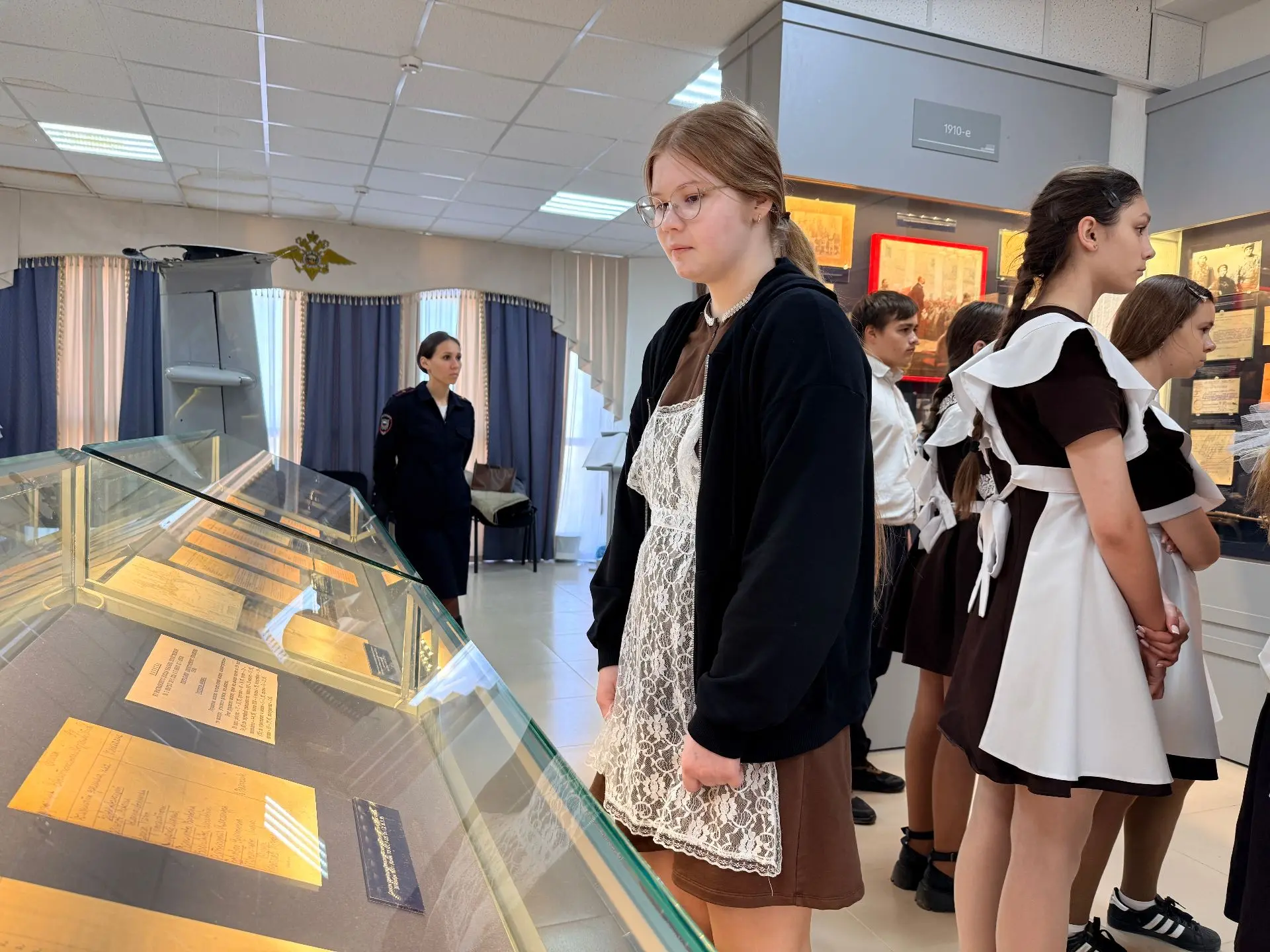 Сотрудники полицейского наркоконтроля организовали экскурсию для школьников в Народный музей полиции (милиции) имени М.С. Казакевича Сотрудники полицейского наркоконтроля организовали экскурсию для школьников в Народный музей полиции (милиции) имени М.С. Казакевича