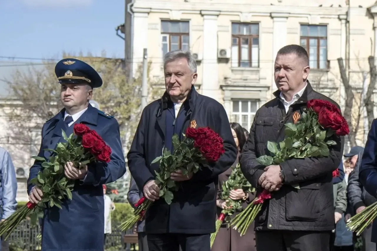 Прокурор города Симферополя Лев Лазуков принял участие в возложении цветов, приуроченном ко Дню освобождению города от немецко-фашистских захватчиков Прокурор города Симферополя Лев Лазуков принял участие в возложении цветов, приуроченном ко Дню освобождению города от немецко-фашистских захватчиков