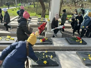 Ко Дню освобождения Симферополя ученики МБОУ «СОШ №35 им. Е. Ф. Дерюгиной» совершили очень важный и трогательный поступок Ко Дню освобождения Симферополя ученики МБОУ «СОШ №35 им. Е. Ф. Дерюгиной» совершили очень важный и трогательный поступок