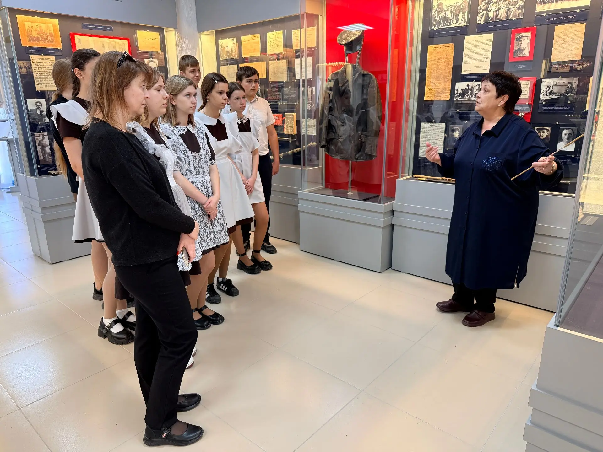 Сотрудники полицейского наркоконтроля организовали экскурсию для школьников в Народный музей полиции (милиции) имени М.С. Казакевича Сотрудники полицейского наркоконтроля организовали экскурсию для школьников в Народный музей полиции (милиции) имени М.С. Казакевича